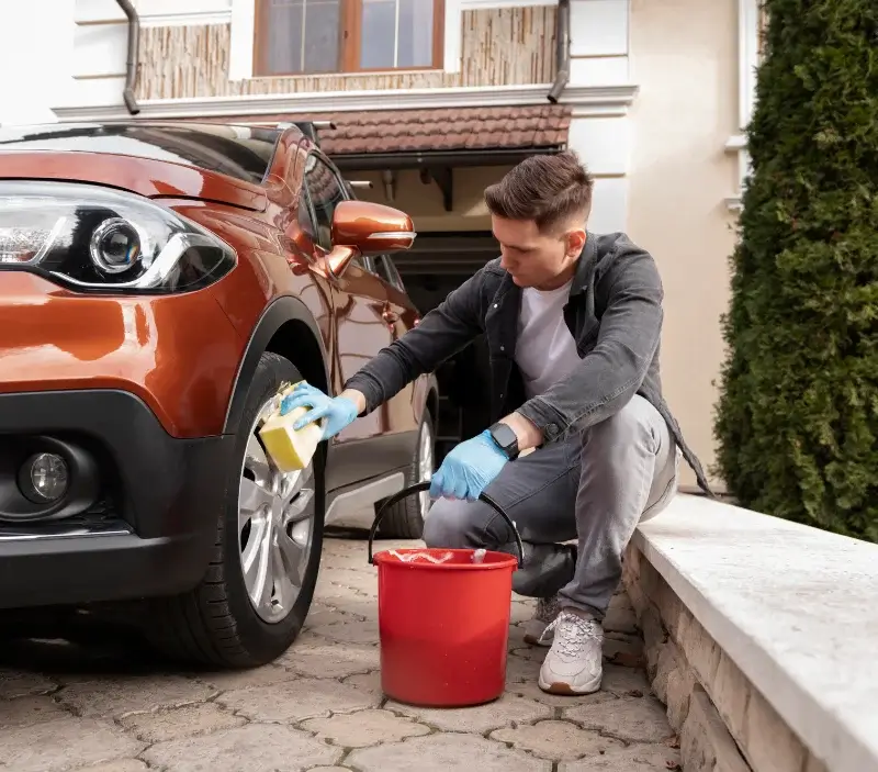 Lavage auto à domicile Dannemarie-sur-Crète : professionnel intervenant sur un véhicule